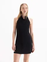 Vestido corto negro de corte recto con cuello tipo cowl halter y espalda descubierta.