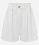 Short runner de viscolino, con cintura elástica, botón decorativo y bolsillos laterales. Presenta un corte evasé holgado con bajo redondeado.