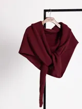Bufanda de tejido de punto en color marrón, con diseño envolvente y textura suave.