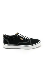 Championes urbanos modelo Valencia, color negro con cordones blancos, suela de goma blanca con línea negra y costuras en contraste. Confeccionados en eco-gamuza con detalles de etiquetas de la marca.