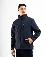 Campera azul marino de poliéster, tipo softshell, con cuello alto y cierre frontal. Cuenta con bolsillos laterales con cierre y un bolsillo vertical en el pecho. No tiene capucha.