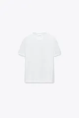 Camiseta blanca de algodón, con cuello redondo y manga corta, de calce regular.