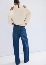 Jersey de punto color crudo, de diseño fluido con cuello redondo, hombros descubiertos y mangas abullonadas.