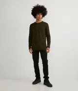 Buzo negro de algodón con cuello redondo y mangas largas.