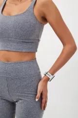 Calza deportiva larga color verde militar, de tiro alto y largo hasta el tobillo.