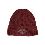 Gorro tipo beanie de tejido waffle color bordó, con parche hexagonal frontal que presenta un diseño abstracto y el logo de la marca.