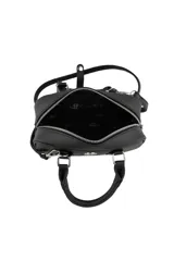 Cartera tipo bowling de color beige, con doble asa de mano y correa larga ajustable y extraíble. Presenta un logo metálico plateado en el centro y herrajes a juego.