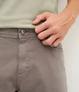 Pantalón skinny de sarga color beige, de corte ajustado y tiro medio, con bolsillos laterales y traseros de la marca Blue Steel.