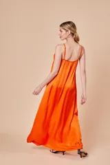 Vestido largo blanco de satén y viscosa, con breteles finos regulables y escote en V.