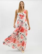 Vestido largo de chifón plisado con estampado floral en tonos rojos y grises sobre fondo blanco. Presenta escote en V pronunciado con panel de microtul, cintura drapeada con nudo central y falda amplia con capa frontal asimétrica. Incluye forro interior y cierre invisible en la espalda.