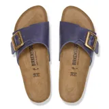 Sandalias Birkenstock modelo Madrid con una sola tira ancha en color azul medianoche metalizado. Presenta una hebilla grande de metal dorado y plantilla anatómica de corcho con suela de goma negra.
