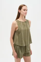 Short de algodón a rayas, de calce medio y diseño ancho, con bolsillos laterales.