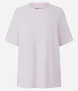 Remera de corte boxy y calce holgado, con cuello redondo y mangas cortas. Confeccionada en algodón, presenta un diseño básico sin estampas.