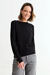 Sweater de punto fino en color verde menta, con cuello redondo, mangas largas y puños acanalados con detalle de botones metálicos laterales.