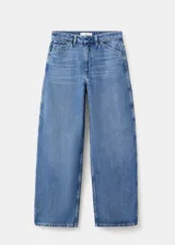 Jeans de mezclilla 100% algodón en color azul, con tiro medio, perneras rectas y amplias, estilo clásico de cinco bolsillos y trabillas para cinturón.
