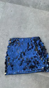 Minifalda azul marino cubierta de lentejuelas.
