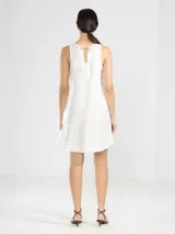 Vestido corto azul marino de lino italiano con fibra metalizada, sin mangas y con aberturas redondeadas en los laterales.