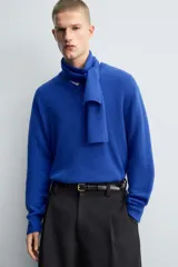 Jersey de punto regular fit con mezcla de lana y cashmere, color azul eléctrico, con cuello en pico y manga larga. Presenta acabados en rib en puños, cuello y bajo.