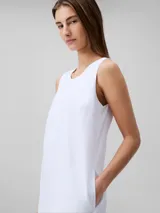 Vestido corto blanco de popelín de algodón, corte evasé y diseño sin mangas. Cuenta con cremallera en la parte trasera central, está parcialmente forrado y tiene bordado de Calvin Klein en la misma gama de tonos en el pecho.
