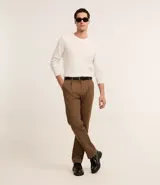 Remera de manga larga color blanco, confeccionada en tejido waffle texturizado, con cuello redondo y corte regular.