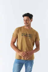 Remera de hombre color ocre con estampado frontal con la frase 'Relax and enjoy the winter mood' y logo de la marca Mistral.
