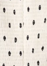 Top de tirantes finos color blanco con estampado de lunares negros, diseño fruncido y escote recto.