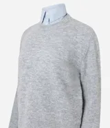 Suéter de punto gris con cuello redondo y diseño de cuello camisero celeste superpuesto. Presenta mangas largas y terminaciones acanaladas en puños y cintura.