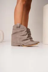 Botas texanas de caña media color gris topo, confeccionadas en cuero gamuzado.