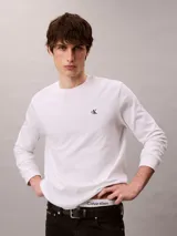 Remera de manga larga Calvin Klein color blanco, con cuello redondo y diseño holgado. Cuenta con el monograma CK bordado en el pecho.