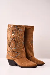 Bota texana color camel de caña media, con apliques de tachas plateadas y turquesas.