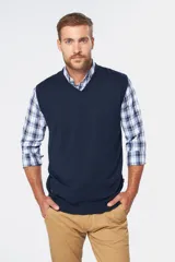 Chaleco tejido de hilo de algodón en color azul marino, con cuello en V y diseño clásico.