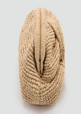 Bolso tipo clutch de fibra natural trenzada en color beige, con diseño frontal fruncido y nudo central, y cierre superior de aro a presión.