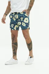 Short de baño con estampado floral en tonos azules, cintura elástica con cordón ajustable, bolsillos laterales y bolsillo trasero.