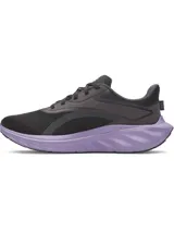 Championes de running Under Armour modelo W Ascend, color negro con entresuela en tono violeta. Presentan parte superior de malla transpirable con refuerzos en el mediopié, plantilla suave y amortiguación Charged+ Cushioning en la mediasuela.