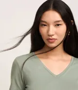 Blusa básica de manga corta y escote en V, color verde lima pálido.