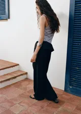 Pantalón de corte recto y tiro bajo con cintura rebatible en color gris oscuro.