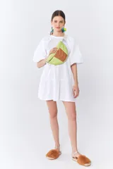 Vestido corto blanco de algodón pima con mangas balloon de poplín y volado en el ruedo.