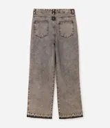 Pantalón jean de corte super baggy con piernas amplias, confeccionado en denim de algodón. Presenta un acabado lavado grisáceo, ruedo desflecado y detalle de costura frontal tipo nesga.