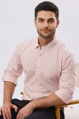 Camisa lisa de manga larga de algodón en color gris claro, de corte slim fit con cuello camisero y cierre frontal de botones.