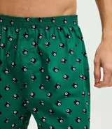 Calzoncillo tipo boxer de tela tricolina, color verde con estampado de bolas ocho de billar. Cuenta con cintura elástica para mayor comodidad.