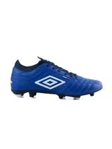 Championes de fútbol Umbro Legend, color azul eléctrico, con cuello tipo calcetín elástico. Presenta el logo Umbro en el lateral en blanco y suela con tapones moldeados.