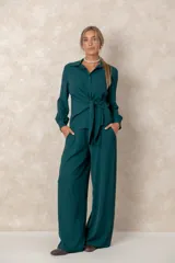 Pantalón de corte recto y tiro alto, con diseño holgado, bolsillos laterales y cintura elástica.