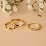Par de alianzas bombé de oro de 18k, diseño clásico de superficie lisa y brillante.