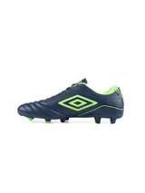 Championes de fútbol Umbro modelo Classico III HG para hombre, color azul marino con detalles y logo en naranja. Presentan una suela con tapones moldeados fijos (HG) para césped firme.