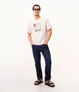 Pantalón de jean slim para hombre, de color azul clásico con lavado uniforme. Cuenta con cintura con pasadores, cierre con botón y cremallera, y bolsillos funcionales delanteros y traseros.