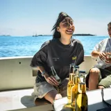 Remera gris de corte oversize con cuello redondo y mangas cortas. Estampado en la espalda con una estrella delineada en blanco, la palabra "Venefo" en amarillo y la frase "Pray to your father who is in the secret place" en letras blancas.