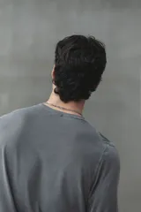 Remera deportiva de manga larga con tejido funcional DryMove, de tacto suave y efecto lavado. Presenta cuello redondo y costuras reforzadas, diseñada para absorber el sudor y mantener la frescura durante el entrenamiento.