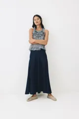 Pollera tobillera de denim de algodón con cintura estándar, cierre trasero, costura curva en las caderas y diseño con vuelo.