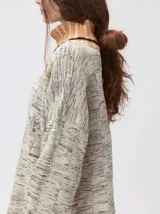 Pullover de tejido de punto jacquard en color beige con textura cuadriculada. Presenta cuello alto, puños y aberturas laterales en contraste de color azul con detalles en naranja. Posee logo bordado en el pecho y un calce holgado.