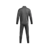 Conjunto deportivo Under Armour para hombre, compuesto por una campera con cierre frontal y cuello alto, y un pantalón de corte ajustado. Ambas piezas presentan el logo de la marca en color negro y franjas laterales oscuras.